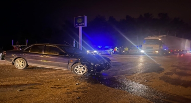 Tokat'ta kamyonet ile otomobilin çarpıştığı kazada 2 kişi yaralandı