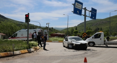 Tokat'ta kamyonet ile otomobilin çarpıştığı kazada 7 kişi yaralandı
