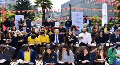 Vali Tutulmaz gençlerle kitap okudu