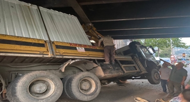 Zonguldak'ta köprüye sıkışan tır kurtarıldı