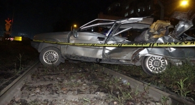 Zonguldak'ta yolcu treni otomobile çarptı