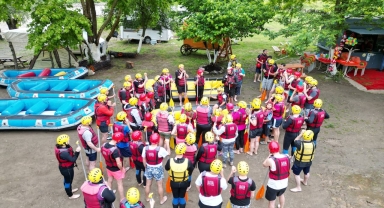 Adrenalin tutkunları Melen Çayı’nda rafting yaptı