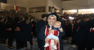 Afla geri döndüğü üniversiteden mezun olmanın sevincini 4 aylık oğluyla yaşadı