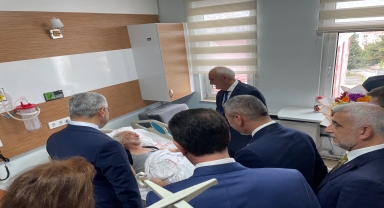AK Parti'li Yılmaz, tramvay kazasında yaralananları hastanede ziyaret etti