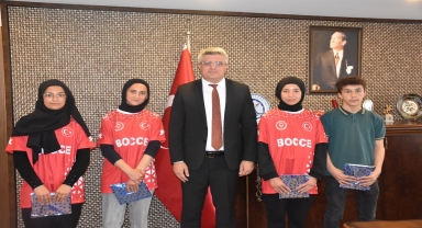Alaçamlı başarılı sporculardan İl Milli Eğitim Müdürü Murat Ağar'a ziyaret