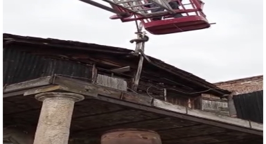 Amasya'da ayağının sıkıştığı çatıda asılı kalan gelinciği itfaiyeciler kurtardı