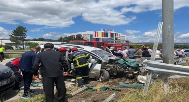 Amasya'da bariyere çarpan hafif ticari araçtaki 5 kişi yaralandı