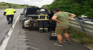 Amasya’da bariyerlere çarpan otomobildeki 3 kişi yaralandı