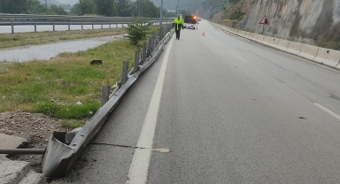 Amasya'da otomobilin bariyerlerde sürüklenme anı güvenlik kamerasınca kaydedildi