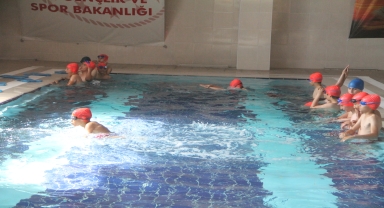 Amasya'da polis ekipleri çocuklara yüzme öğretiyor