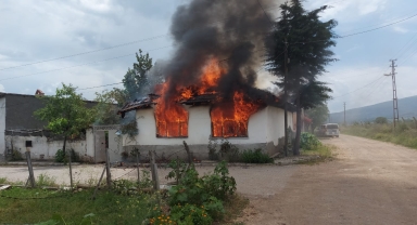 Amasya'da yangın çıkan müstakil ev kullanılamaz hale geldi