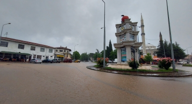 Amasya'nın Hamamözü ilçesinde sağanak dolayısıyla bazı yollar kapandı