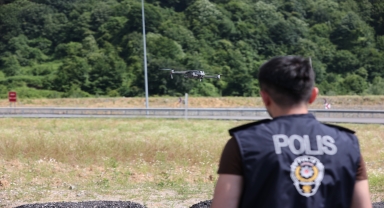 Anadolu Otoyolu'nda emniyet şeridi ihlali dron desteğiyle tespit ediliyor