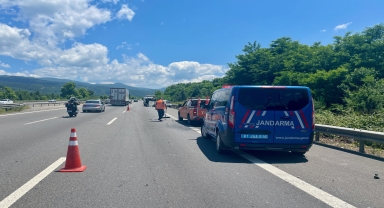 Anadolu Otoyolu'nda oto kurtarıcıya çarpan otomobildeki 4 kişilik aile yaralandı