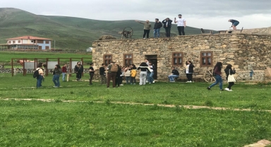Avrupalı öğrenciler Bayburt'un tarihi ve turistik mekanlarını gezdi