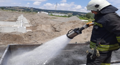 Bafra'da konteynerde çıkan yangın söndürüldü