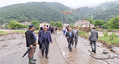 Bafra'da sağanak su baskınlarına neden oldu
