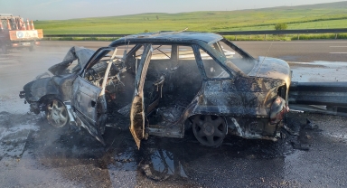Bolu'da bariyere çarparak yanan otomobildeki 3 kişi yaralandı