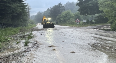 Bolu'da sağanak Abant karayolunda ulaşımı aksattı