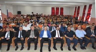 Boyabat'ta ilkokul öğrencileri yıl sonu etkinliğinde tiyatro gösterisi sahneledi