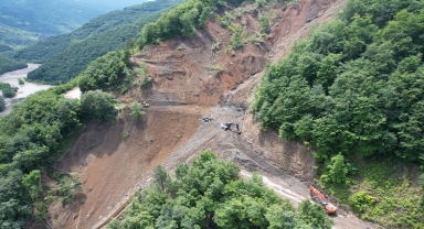 Bozkurt'ta heyelan nedeniyle yaklaşık 300 metre kayan yol onarılarak ulaşıma açıldı