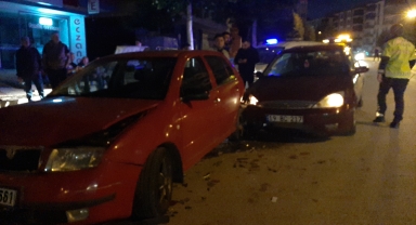 Çorum'da alkollü sürücü aracıyla park halindeki 3 otomobile çarptı