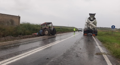 Çorum’da beton mikseri ile traktör çarpıştı 1 yaralı