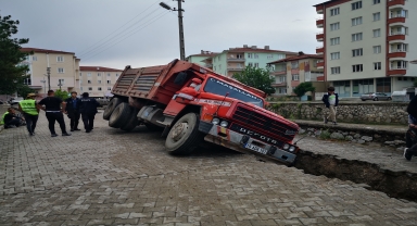 Çorum'da freni boşalan kamyon altyapı için kazılan çukura düştü