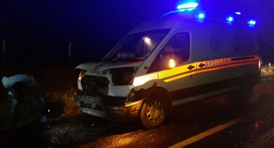 Çorum'da otomobile çarpan ambulanstaki 3 sağlıkçı yaralandı
