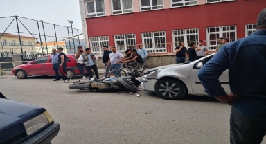 Çorum'da otomobille çarpışan motosikletin sürücüsü yaralandı