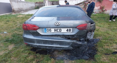 Çorum'da park halindeyken yangın çıkan araçta hasar oluştu
