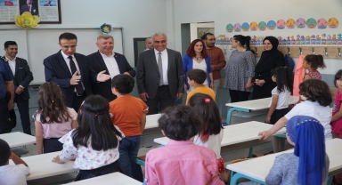 Çorum ve ilçelerinde öğrenciler karnelerini aldı