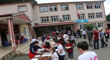 Cumapazarı'nda depremzedeler yararına kermes düzenlendi