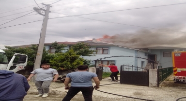 Düzce'de 2 katlı evde çıkan yangın söndürüldü