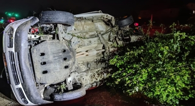 Düzce'de devrilen otomobildeki 2 kişi yaralandı