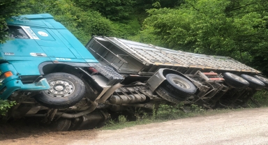 Düzce'de devrilen tırın sürücüsü yaralandı
