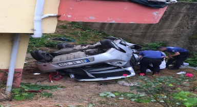 Düzce'de evin bahçesine devrilen otomobildeki 2 kişi yaralandı