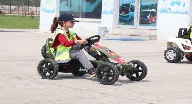 Düzce'de öğrenciler trafik güvenliği konusunda bilgilendiriliyor