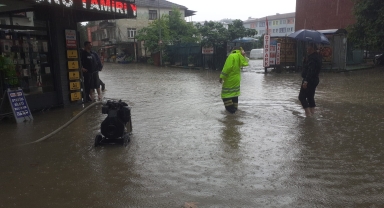 Düzce'de sağanak nedeniyle iş yerlerini su bastı