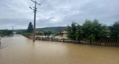 Düzce'de sağanak su baskınlarına neden oldu