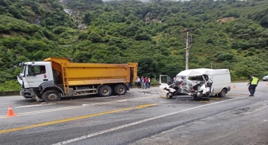 Giresun'da kamyon ile minibüsün çarpıştığı kazada 1 kişi öldü