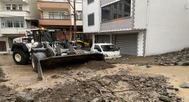 Giresun'da sağanak su baskınlarına neden oldu