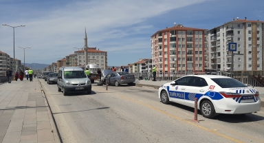 GÜNCELLEME - Çorum'da 4 aracın karıştığı zincirleme trafik kazasında 8 kişi yaralandı