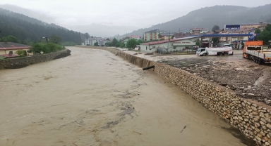GÜNCELLEME - Kastamonu'da etkili olan sağanakta bazı ev ve iş yerlerini su bastı