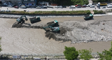 İnebolu Çayı'nda sel sonrası temizlik çalışmaları devam ediyor