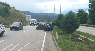 Karabük'te ağaca çarpan otomobilin sürücüsü yaralandı