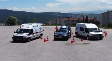 Karabük'te ambulans ekiplerine ileri sürüş teknikleri eğitimi verildi