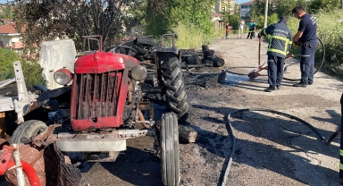 Karabük'te çıkan yangında park halindeki traktör kullanılamaz hale geldi