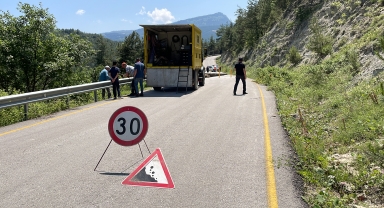 Karabük'te grup köy yolu, su borusunun patlaması üzerine çöktü