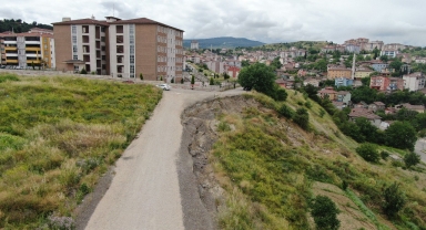 Karabük'te heyelan nedeniyle okul bölgesindeki yolun bir kısmı çöktü